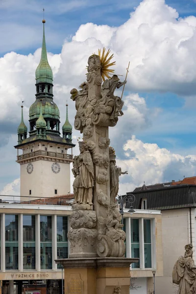 Czech Republic 2023年3月5日バロック様式の17世紀聖三位一体柱 キャベツ市場 Zellny Trh と旧市庁舎までの距離 — ストック写真