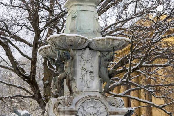 Innsbruck Austria Febrero 2023 Leopold Fountain Escultura Cubierta Nieve Fondo —  Fotos de Stock
