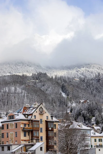 Vacker Utsikt Över Snötopparna Alperna Bergen Ovanför Staden Moln Mot — Stockfoto
