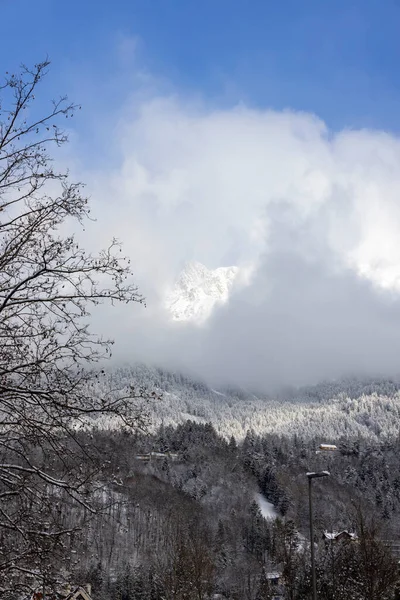 位于奥地利因斯布鲁克市的阿尔卑斯山雪峰美景 蓝天映衬下的云彩 — 图库照片
