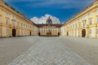 Melk, Avusturya - 24 Şubat 2023: Melk Abbey şehrin yukarısında, Başrahibe 'nin avlusunda. 11. yüzyılda kurulmuş, bugünkü barok manastırı 18. yüzyılda inşa edilmiş.