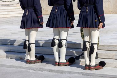 Atina, Yunanistan - 19 Ekim 2022: Yunan Parlamentosu (Eski Kraliyet Sarayı) önünde Yunan askeri oluşumu temsilcisi Evzone 'nin Muhafızları Değiştirmesi.