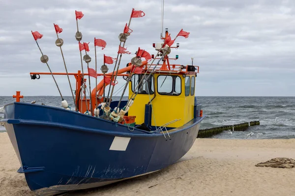 Fischerboot Sandstrand Der Ostsee Einem Sonnigen Tag Insel Wolin Miedzyzdroje Stockbild