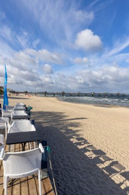 Miedzyzdroje, wolin Adası, Polonya - 14 Eylül 2022: Baltık Denizi kıyısındaki sahil restoranı. En iyi sezondan sonra manzara, hiç kimse