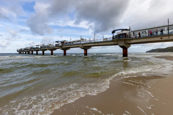ポーランドのMiedzyzdroje 2022年9月15日 Miedzyzdroje桟橋 長い木製の桟橋は ビーチ 美しい海辺の風景からバルト海に入る 曇り空と風の強い日 — ストック写真
