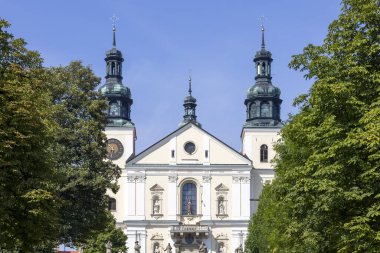 Kalwaria Zebrzydowska, Polonya - 18 Ağustos 2022: 17. yüzyıl Tutkusu Cephesi ve Bernardine Atalarının Marian Tapınağı. Meşhur hac mekanı Polonya Kudüs 'tür.