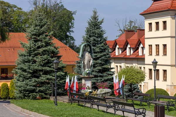 Kalwaria Zbrzydownska ポーランド 2022年8月18日 巡礼者の家と17世紀の情熱とマリアンの聖域の前の中庭 メアリー像の眺め — ストック写真