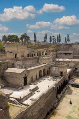 Herculaneum, Campania, İtalya - 29 Haziran 2021: Ercolano Arkeoloji Parkı yakınlarındaki M.S. 79 yılında Vesuvius volkanının patlaması sonucu yıkılan antik bir şehrin kalıntıları