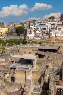 Herculaneum, Campania, İtalya - 29 Haziran 2021: Ercolano Arkeoloji Parkı yakınlarındaki M.S. 79 yılında Vesuvius volkanının patlaması sonucu yıkılan antik bir şehrin kalıntıları