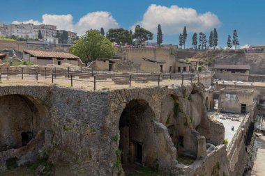Herculaneum, Campania, İtalya - 29 Haziran 2021: Ercolano Arkeoloji Parkı yakınlarındaki M.S. 79 yılında Vesuvius volkanının patlaması sonucu yıkılan antik bir şehrin kalıntıları