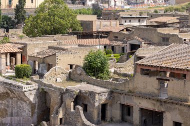 Herculaneum, Campania, İtalya - 29 Haziran 2021: Ercolano Arkeoloji Parkı yakınlarındaki M.S. 79 yılında Vesuvius volkanının patlaması sonucu yıkılan antik bir şehrin kalıntıları