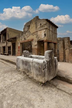 Herculaneum, Campania, İtalya - 29 Haziran 2021: Ercolano Arkeoloji Parkı yakınlarındaki M.S. 79 yılında Vesuvius volkanının patlaması sonucu yıkılan antik bir şehrin kalıntıları