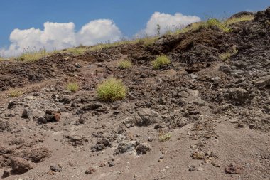 İtalya 'daki Vezüv Dağı volkan kraterinin içi. Napoli Körfezi üzerinde, Campania 'da, Napoli' ye yaklaşık 9 km uzaklıkta yer almaktadır.