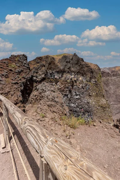 Malownicza Ścieżka Piesza Wykonana Ostrego Wulkanicznego Tufu Szczyt Wulkanu Wezuwiusz — Zdjęcie stockowe
