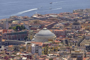 Napoli, İtalya - 27 Haziran 2021: Renkli binalar ve Tyrhenian Denizi 'ndeki liman manzaralı şehir manzarası, Napoli Körfezi. San Francesco di Paola Bazilikası Kubbesi