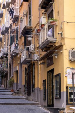 Napoli, İtalya - 27 Haziran 2021: Tipik bir İtalyan şehri, renkli binalar, dar sokaklar