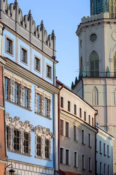 ポーランドのリュブリン 5月23 2022 三位一体の塔 旧市街広場や中世の装飾的な住宅からの眺め 塔は旧市街と大聖堂広場に面した同じデザインの2つのファサードを持っています — ストック写真