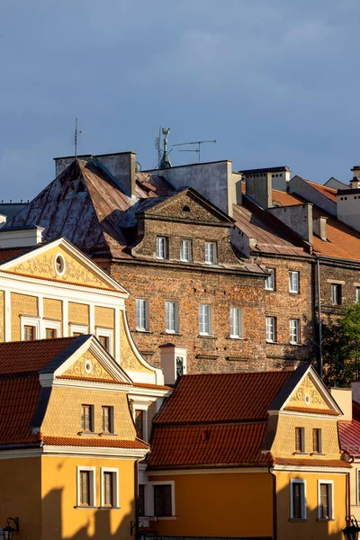 旧市街 リュブリン ポーランドのテントハウスの装飾的なファサードのビュー ルブリン旧市街は 歴史的建造物の最も重要なポーランドの複合体の一つです — ストック写真