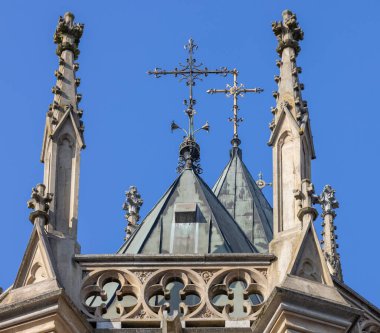 Linz, Avusturya - 4 Mart 2023: Neo-gotik Yeni Katedral cephesi, ülkenin en büyük kilisesi