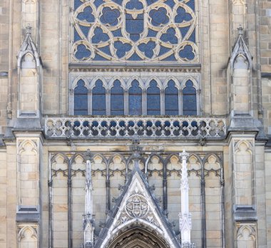 Linz, Avusturya - 4 Mart 2023: Neo-gotik Yeni Katedral cephesi, ülkenin en büyük kilisesi