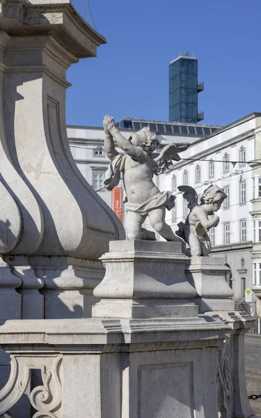 Linz, Avusturya - 4 Mart 2023: Ana meydanda Barok Kutsal Üçleme Sütunu (Hauptplatz). 18. yüzyılda yapılmış bir veba sütunudur.