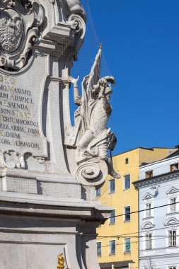 Linz, Avusturya - 4 Mart 2023: Ana meydanda Barok Kutsal Üçleme Sütunu (Hauptplatz). 18. yüzyılda yapılmış bir veba sütunudur.