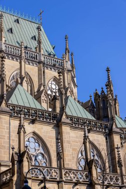 Linz, Avusturya - 4 Mart 2023: Neo-gotik Yeni Katedral cephesi, ülkenin en büyük kilisesi
