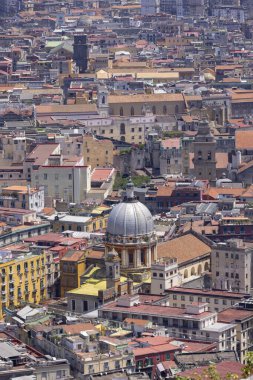 Napoli, İtalya - 27 Haziran 2021: Şehrin genel hava manzarası, yoğun binalar, şehrin ilerici kentleşmesi. Binaların renkli cepheleri