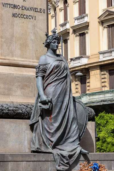 2021年6月27日 意大利那不勒斯 位于乔凡尼 波维奥广场的马术雕像维托里奥 埃马努埃莱二世 基座雕塑 — 图库照片