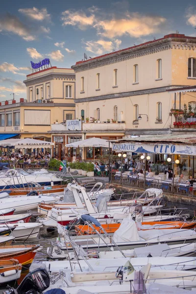 2021年6月27日 意大利那不勒斯 卡塞尔 德尔奥沃 Castel Dell Ovo 乘坐系泊船和人们在海滨餐馆观光 免版税图库照片