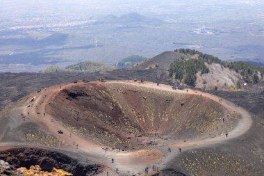 Etna Dağı, Sicilya, İtalya - 27 Nisan 2023: Etna Yanardağı yamacında Silvestri Krateri üzerinde yürüyen insanlar. Aktif stratovolcano, Avrupa 'daki en uzun ve en büyük volkanik konidir.
