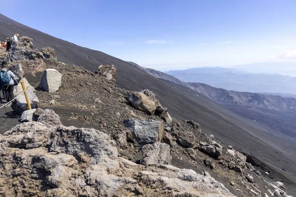 Etna Dağı, Sicilya, İtalya - 27 Nisan 2023: Torre del Filosofo 'da turistler, Etna Yanardağı' nın yamacındaki ünlü manzara. Aktif stratovolcano, Avrupa 'daki en uzun ve en büyük volkanik konidir.