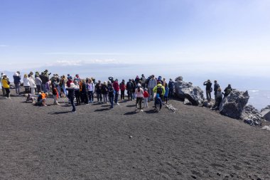 Etna Dağı, Sicilya, İtalya - 27 Nisan 2023: Torre del Filosofo 'da turistler, Etna Yanardağı' nın yamacındaki ünlü manzara. Aktif stratovolcano, Avrupa 'daki en uzun ve en büyük volkanik konidir.