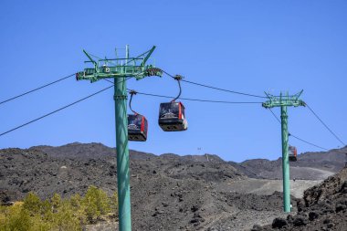 Etna Dağı, Sicilya, İtalya - 27 Nisan 2023 Funivia teleferiği, Etna Dağı 'nın yamacındaki Rifugio Sapienza' dan halat.