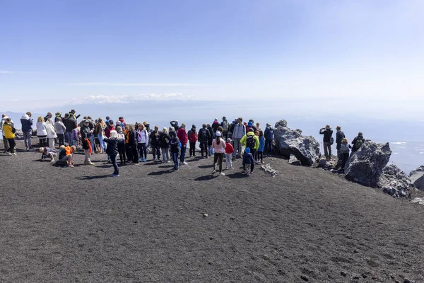 意大利西西里埃特纳山 Mount Etna 2023年4月27日 菲洛索夫 Torre Del Filosofo 上的游客 埃特纳火山山坡上的著名景点 免版税图库照片
