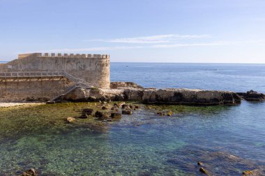 Syracuse, Sicilya, İtalya - 29 Nisan 2023: İyon Denizi 'ndeki Vigliena Kalesi manzaralı Ortygia Adası