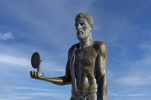 意大利西西里锡拉库扎 2023年4月29日 希腊古典数学家 物理学家和工程师阿基米德雕像 位于乌姆贝托桥 Umberto Bridge 附近的奥蒂吉亚岛上 图库图片