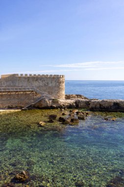 Syracuse, Sicilya, İtalya - 29 Nisan 2023: İyon Denizi 'ndeki Vigliena Kalesi manzaralı Ortygia Adası