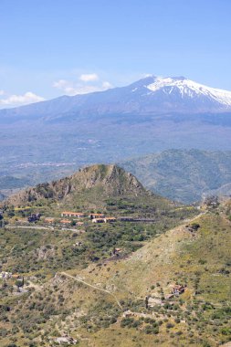 Taormina ve Castelmola arasındaki dağlardaki Saracens (Sentiero dei Saraceni) tarihi patikasından, Sicilya 'nın Monte Tauro yamacı boyunca uzanan Etna Yanardağı manzarası.