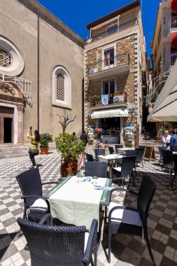 Castelmola, Sicilya, İtalya - 28 Nisan 2023: Castelmola Katedrali 'nin önündeki meydan, Bari Aziz Niklas Kilisesi' ne adanmıştır. Açık hava restoranları ve hediyelik eşya dükkanları olan popüler bir yerdir.
