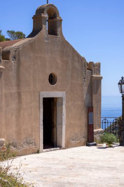 Chiesa di San Biagio, Sicilya 'nın Monte Tauro yamacı boyunca Taormina ve Castelmola arasındaki Saracens yolu üzerindeki tarihi 1. yüzyıl kilisesi (Sentiero dei Saraceni)