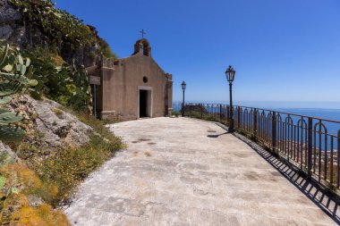 Chiesa di San Biagio, Sicilya 'nın Monte Tauro yamacı boyunca Taormina ve Castelmola arasındaki Saracens yolu üzerindeki tarihi 1. yüzyıl kilisesi (Sentiero dei Saraceni)