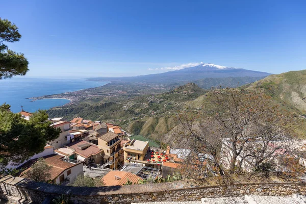 意大利西西里卡塞尔莫拉 2023年4月28日 从莫拉城堡俯瞰爱奥尼亚海海湾的城市和周边地区 埃特纳火山在恐龙群中 — 图库照片