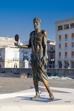 Syracuse, Sicilya, İtalya - 29 Nisan 2023: Klasik Yunan matematikçi, fizikçi ve mühendis Arşimet Heykeli, Umberto Köprüsü yakınlarındaki Ortygia Adası 'nda
