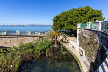 Syracuse, Sicilya, İtalya - 29 Nisan 2023: Ortygia adasında Arethusa Çeşmesi, Yunan mitolojisine göre nemli Arethusa 'nın saklandığı yerde doğal bir tatlı su kaynağı.