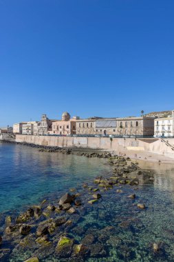 Syracuse, Sicilya, İtalya - 29 Nisan 2023: İyon Denizi 'nden Lungoade d' Ortygia 'nın güzel manzarası. Kutsal Ruh Kilisesi ve güzel Cala Rossa Sahili cephesi