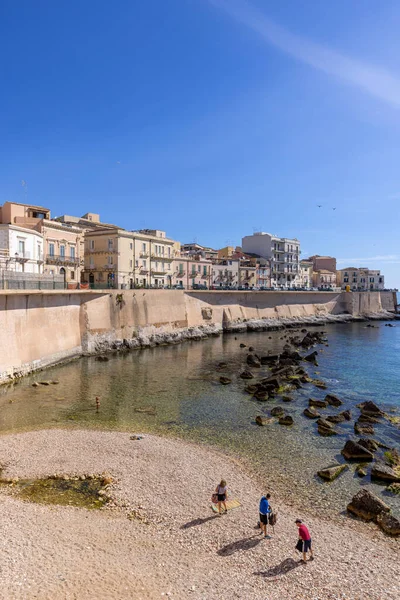 stock image Syracuse, Sicily, Italy - April 29, 2023: Beautiful view of promenade Lungomare d'Ortygia by Ionian Sea on sunny day. Picturesque Cala Rossa Beach