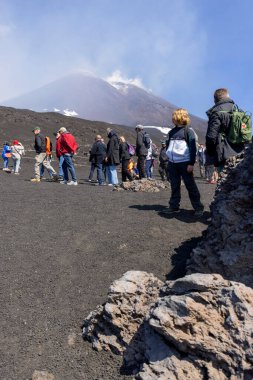 Etna Dağı; Sicilya; İtalya - 27 Nisan 2023: Torre del Filosofo 'da turistler; Etna Yanardağı' nın yamacında ünlü bir manzara. Etkin bir stratovolcano olup, Avrupa 'nın en uzun ve en büyük volkanik konisidir.