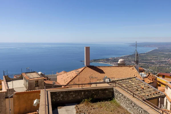 意大利西西里卡塞尔莫拉 2023年4月28日 从莫拉城堡俯瞰爱奥尼亚海海湾的城市 — 图库照片