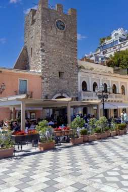 Taormina, Sicilya, İtalya - 28 Nisan 2023: Piazza IX Aprile 'deki Porta di Mezzo (Orta Kapı), şehrin ana meydanı. Ayrıca saat kulesi de Taormina Ortaçağ şehrinin antik girişiydi.